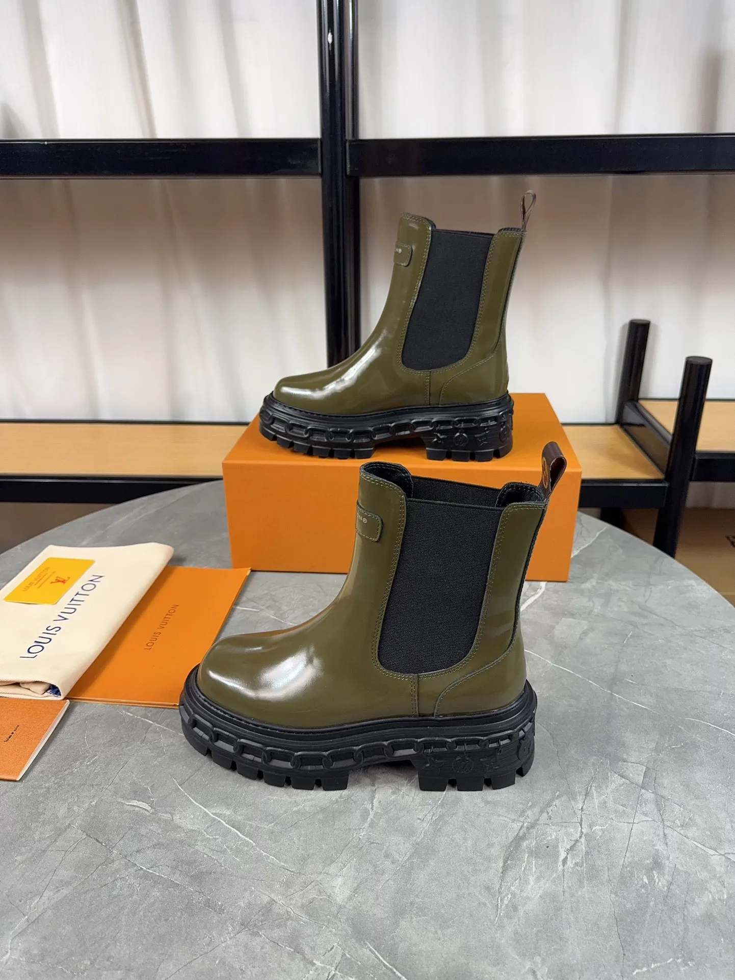 Men's shoes 💰700💰 Louis vuitton's new short boots; beautiful lines and no bloat, original first-layer cowhide combined with high mercerized frosted cowhide, thin-strap motorcycle boots are easy to put on and take off, without contrast (to isolate the cold winter) ❶ Upper: original open-edge beaded cowhide ❷ Inner: cowhide ❸ Foot pads: cowhide leather ❹ Outsole: original wear-resistant and non-slip raw rubber sole ❺Sole height: 6cn ❻Packaging: Original LV special box ❼Number: 34-41 (34/41 customization is not returnable) Boot height 6 inches ☀Color: (black military green)
